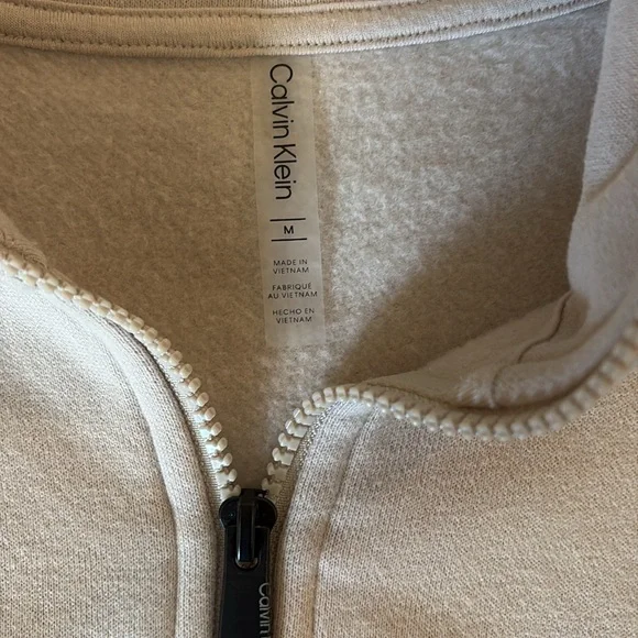 Calvin Klein pullover sweatshirt with adjustable sleeve length. - Picture 2 of 3